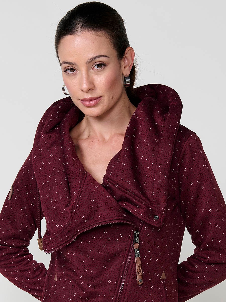 Sudadera abierta de mujer con capucha en color granate, tejido doble cara felpa estampada y polar interior, cremallera diagonal con tirador negro Koröshi.