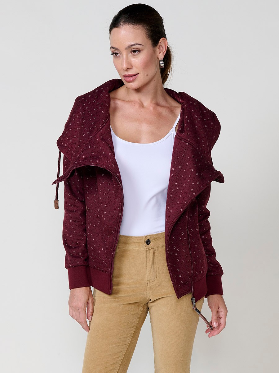 Sudadera abierta de mujer con capucha en color granate, tejido doble cara felpa estampada y polar interior, cremallera diagonal con tirador negro Koröshi.
