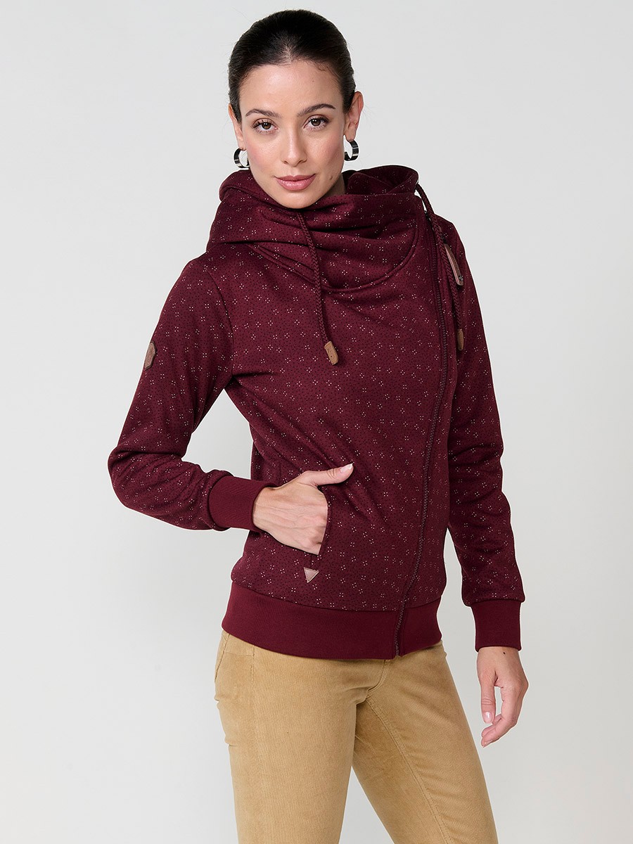 Sudadera abierta de mujer con capucha en color granate, tejido doble cara felpa estampada y polar interior, cremallera diagonal con tirador negro Koröshi.