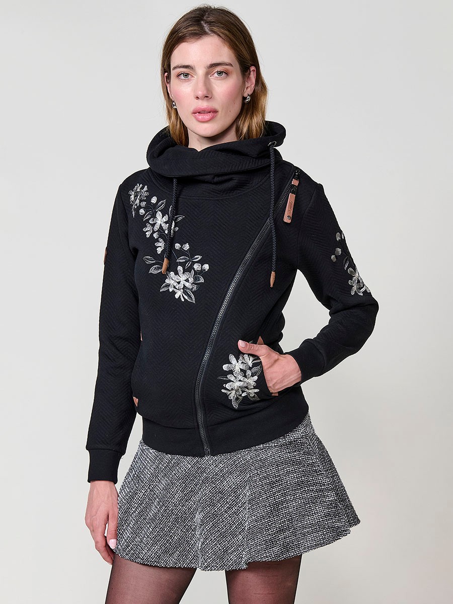 Sudadera abierta de mujer con capucha, tejido doble cara, interior polar, cremallera diagonal y bordado floral en el frontal y manga.