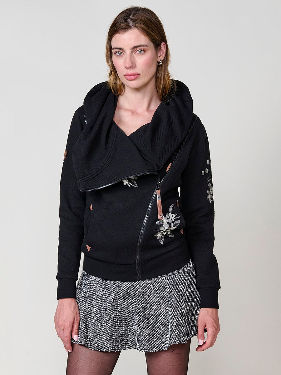Sudadera abierta de mujer con capucha, tejido doble cara, interior polar, cremallera diagonal y bordado floral en el frontal y manga.
