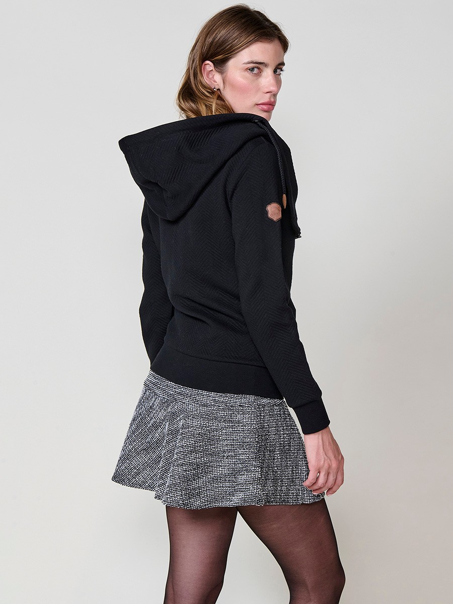 Sudadera abierta de mujer con capucha, tejido doble cara, interior polar, cremallera diagonal y bordado floral en el frontal y manga.