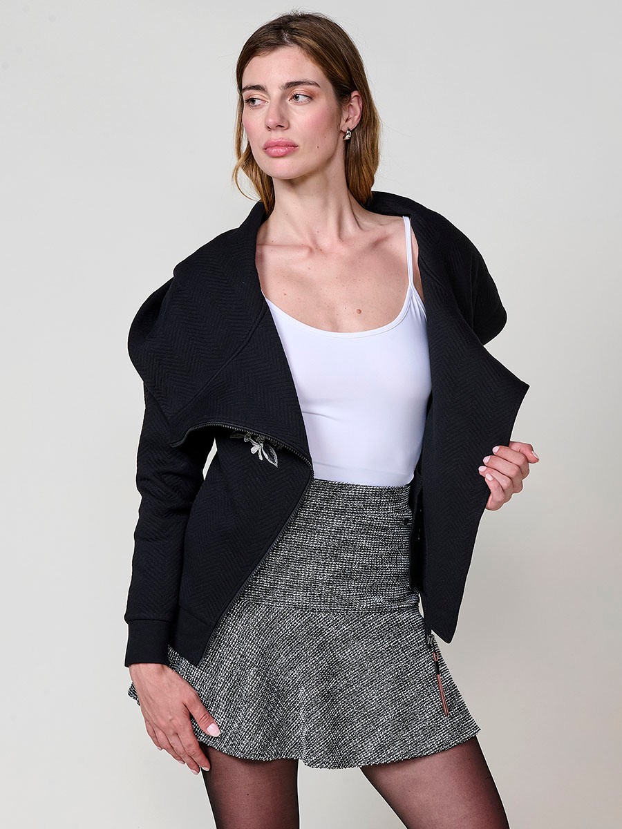 Sudadera abierta de mujer con capucha, tejido doble cara, interior polar, cremallera diagonal y bordado floral en el frontal y manga.