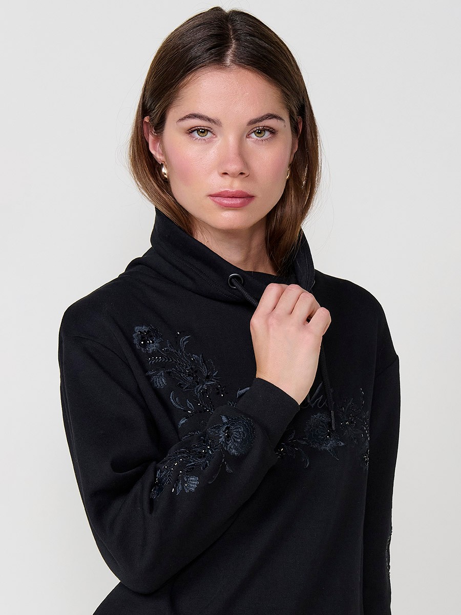 Sudadera de mujer cuello alto, tejido felpa perchado con interior polar, bordado floral brillante en frontal y mangas, puños y bajos de canalé.