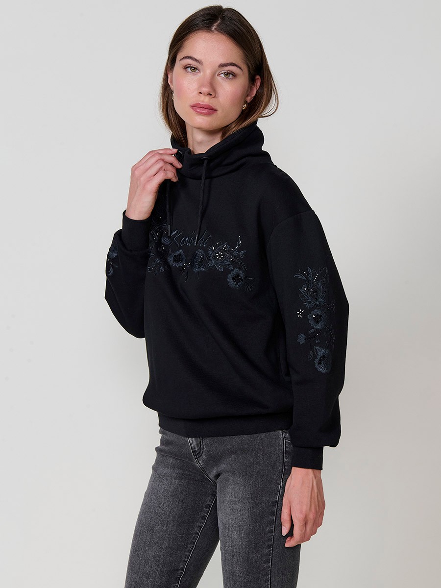 Sudadera de mujer cuello alto, tejido felpa perchado con interior polar, bordado floral brillante en frontal y mangas, puños y bajos de canalé.