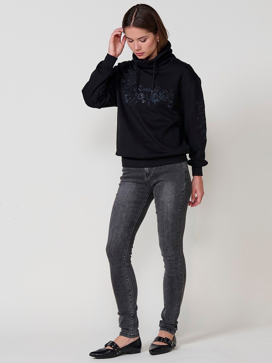 Sudadera de mujer cuello alto, tejido felpa perchado con interior polar, bordado floral brillante en frontal y mangas, puños y bajos de canalé.