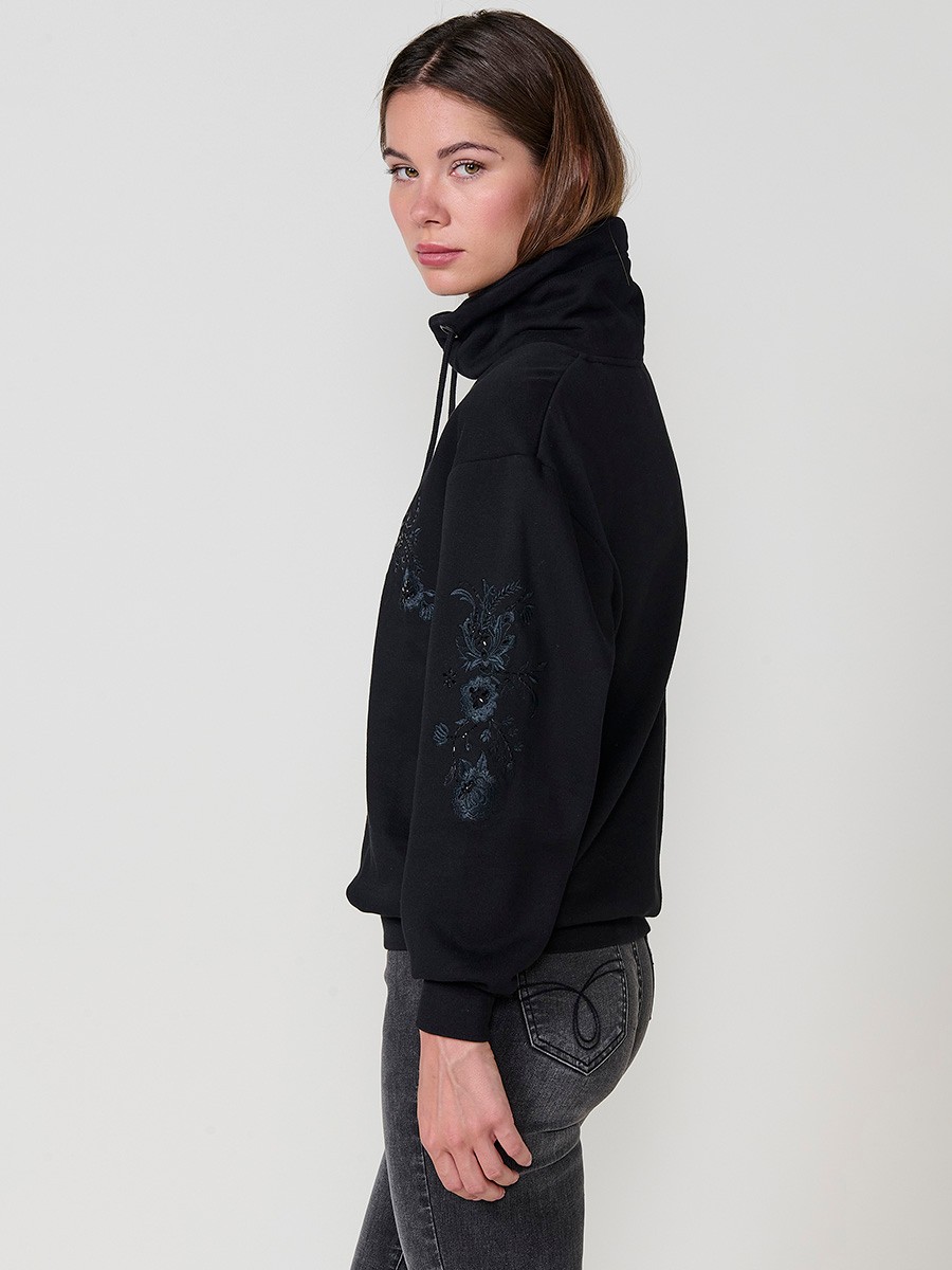 Sudadera de mujer cuello alto, tejido felpa perchado con interior polar, bordado floral brillante en frontal y mangas, puños y bajos de canalé.