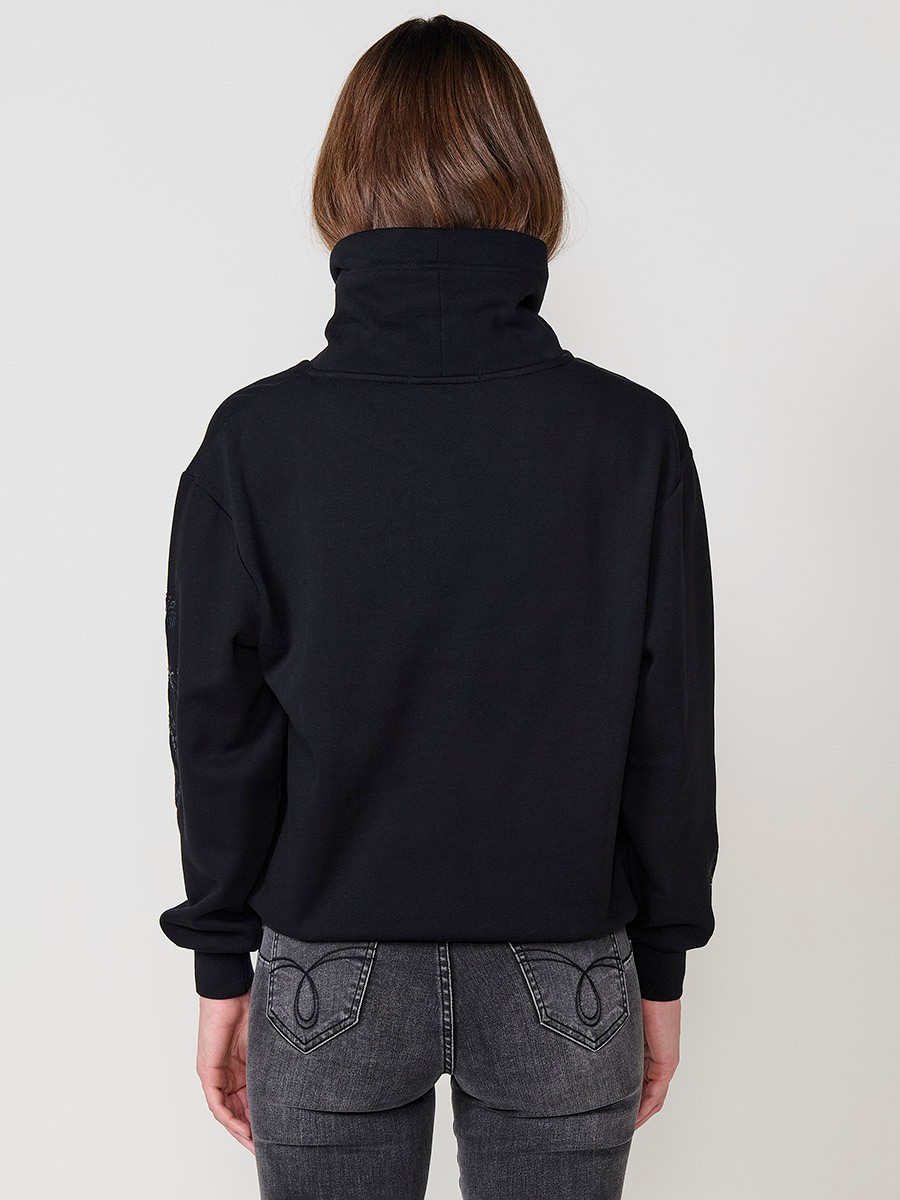 Sudadera de mujer cuello alto, tejido felpa perchado con interior polar, bordado floral brillante en frontal y mangas, puños y bajos de canalé.