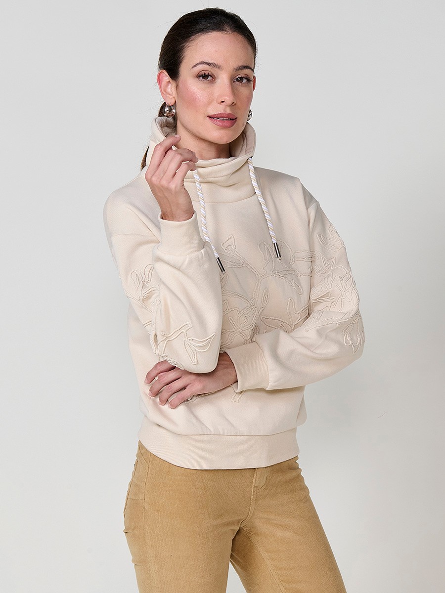Sudadera de mujer con cuello alto ajustable, tejido doble cara, bordado floral en mini cordón y cordón tricolor con terminal metálico crudo.