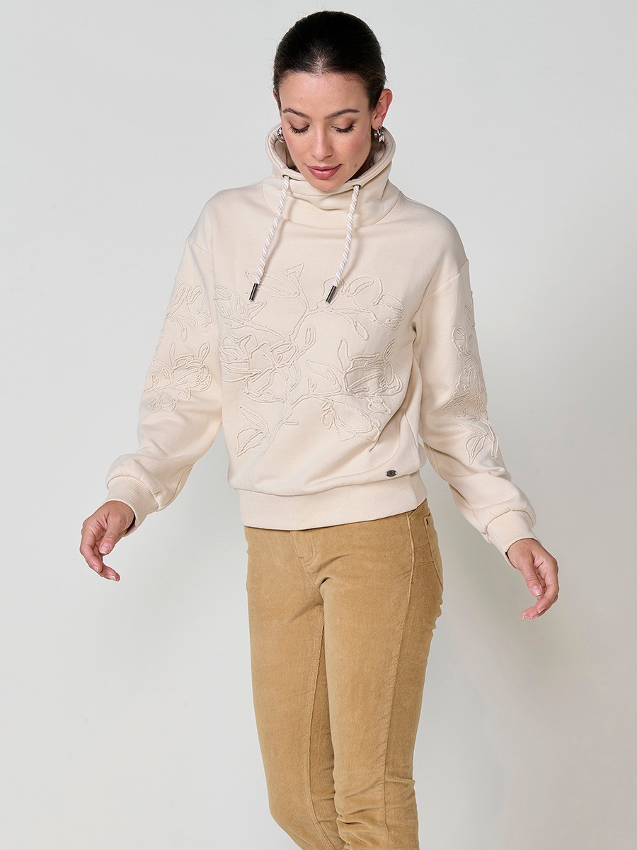 Sudadera de mujer con cuello alto ajustable, tejido doble cara, bordado floral en mini cordón y cordón tricolor con terminal metálico crudo.