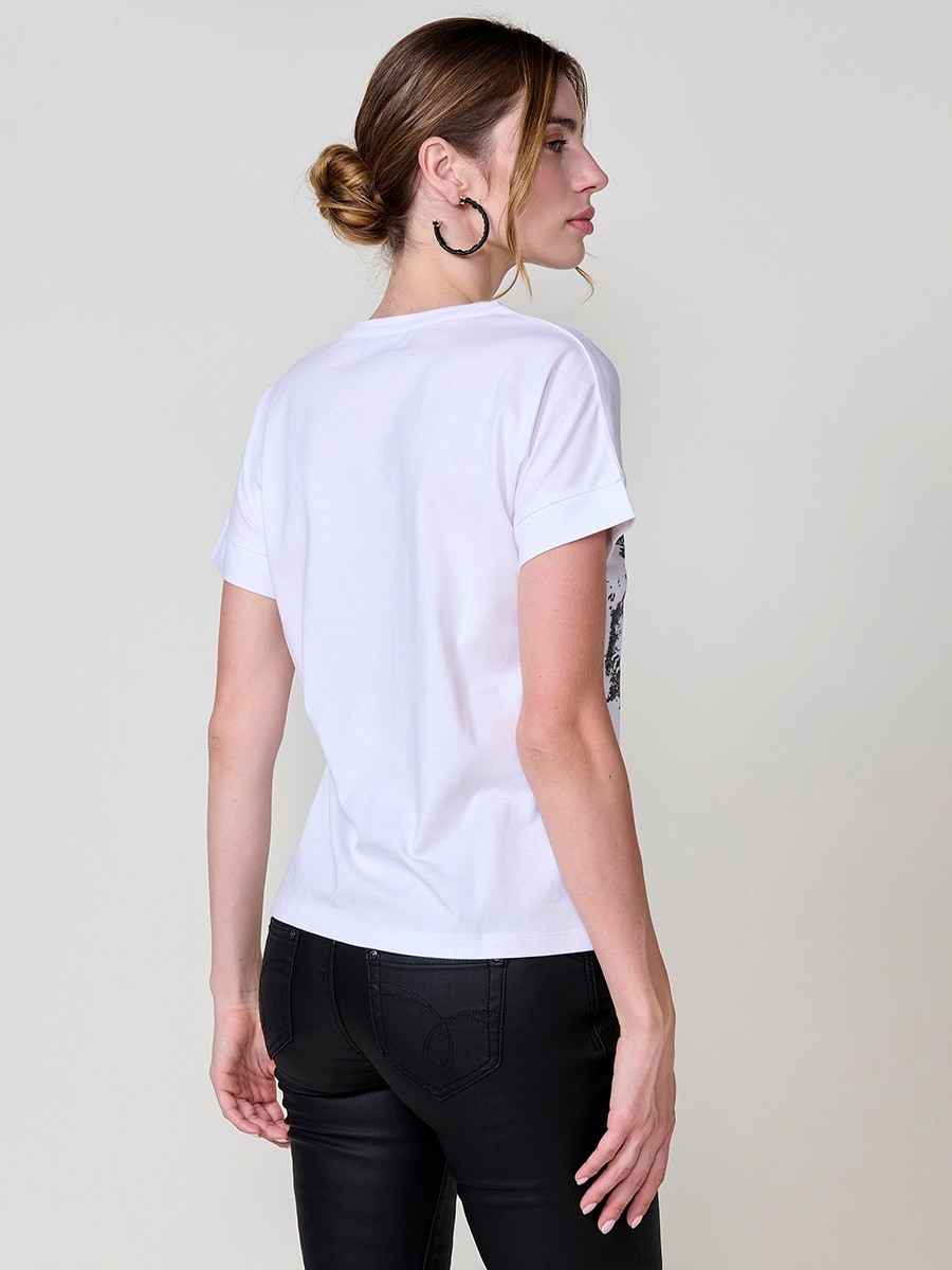 Camiseta blanca mujer algodón con mariposa, flor foil y abalorios 3