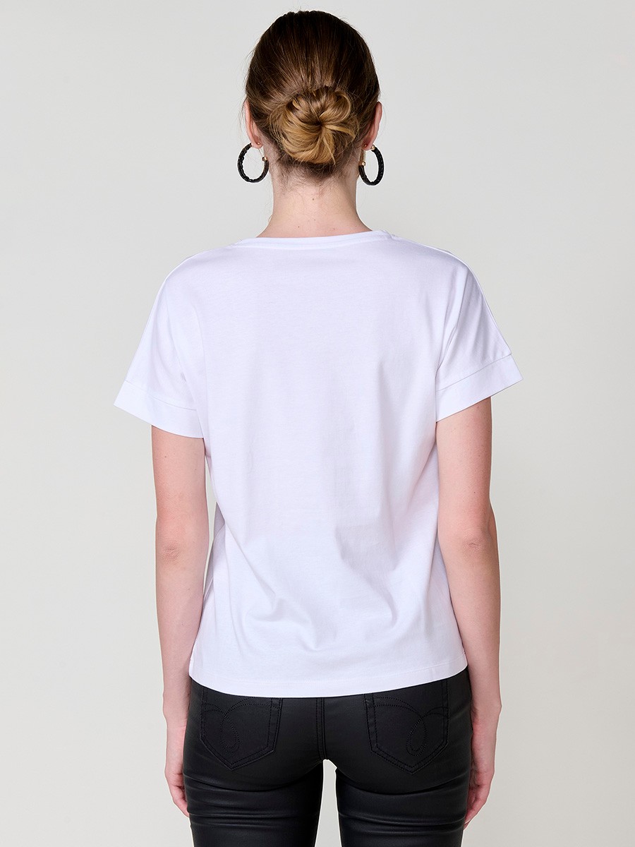 Camiseta blanca mujer algodón con mariposa, flor foil y abalorios 4