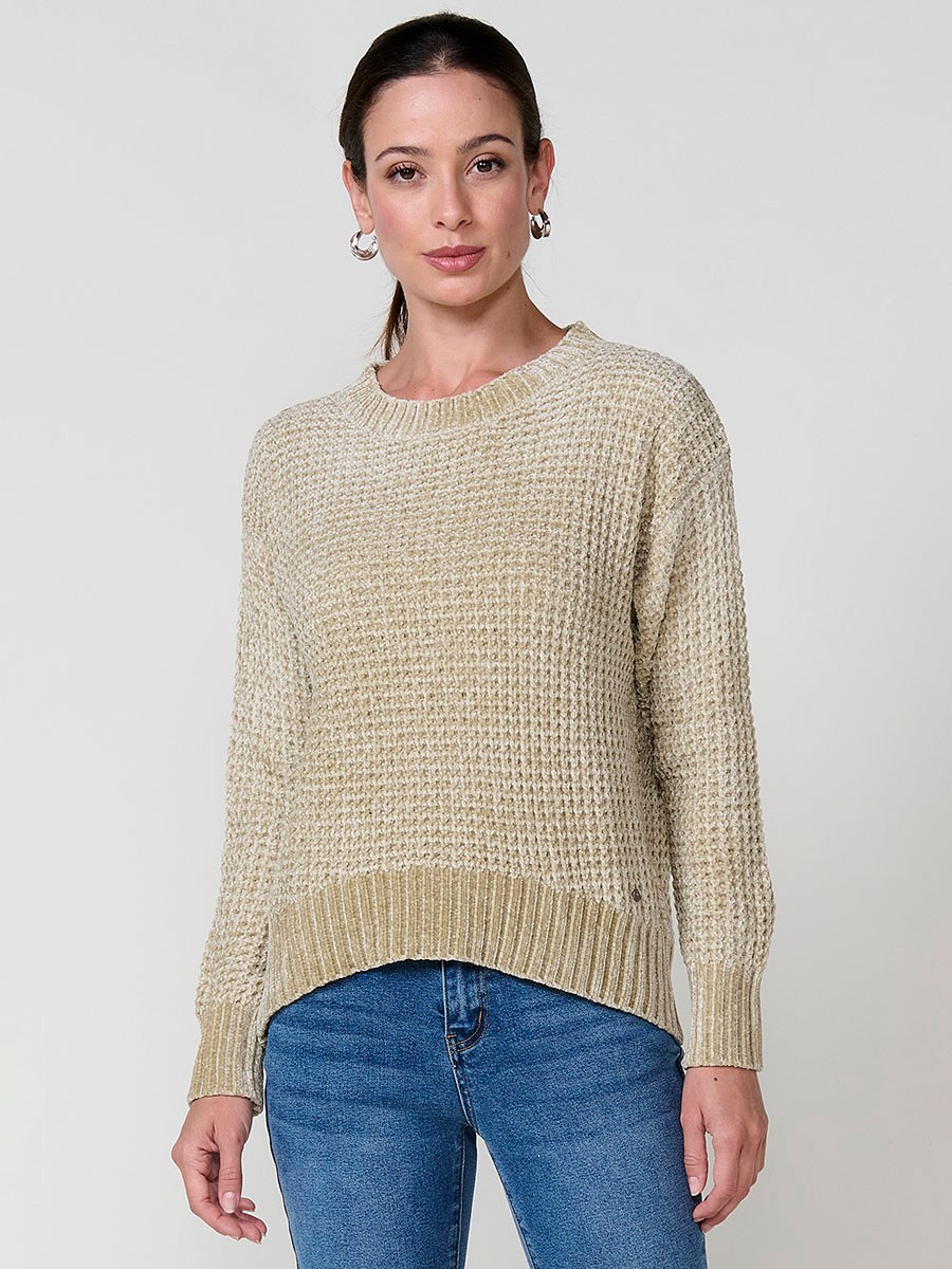 Damenpullover aus Chenille-Strick mit langen Ärmeln, Rundhalsausschnitt, weicher Haptik und Koröshi-Metallplakette am Saum.