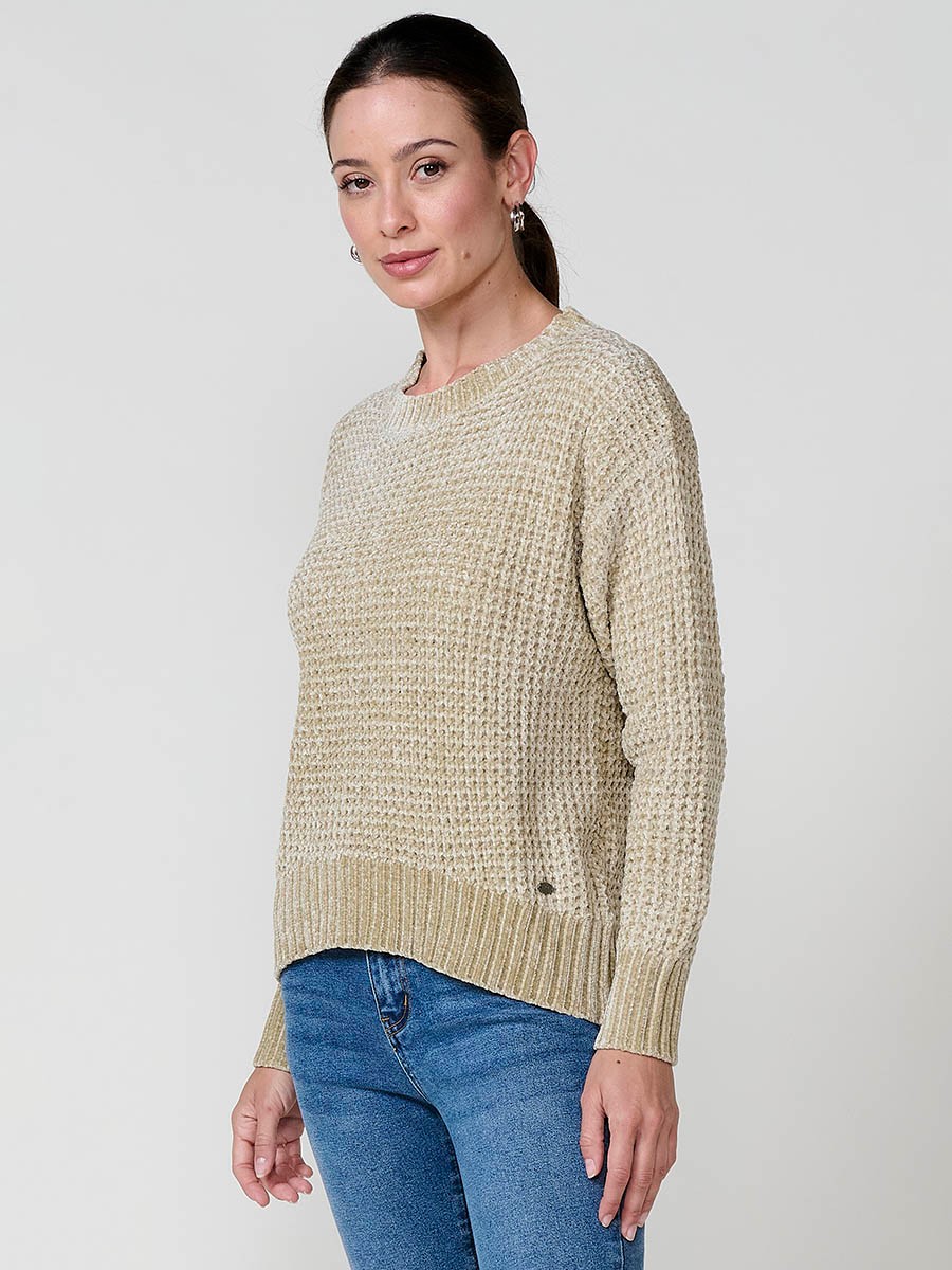 Damenpullover aus Chenille-Strick mit langen Ärmeln, Rundhalsausschnitt, weicher Haptik und Koröshi-Metallplakette am Saum.