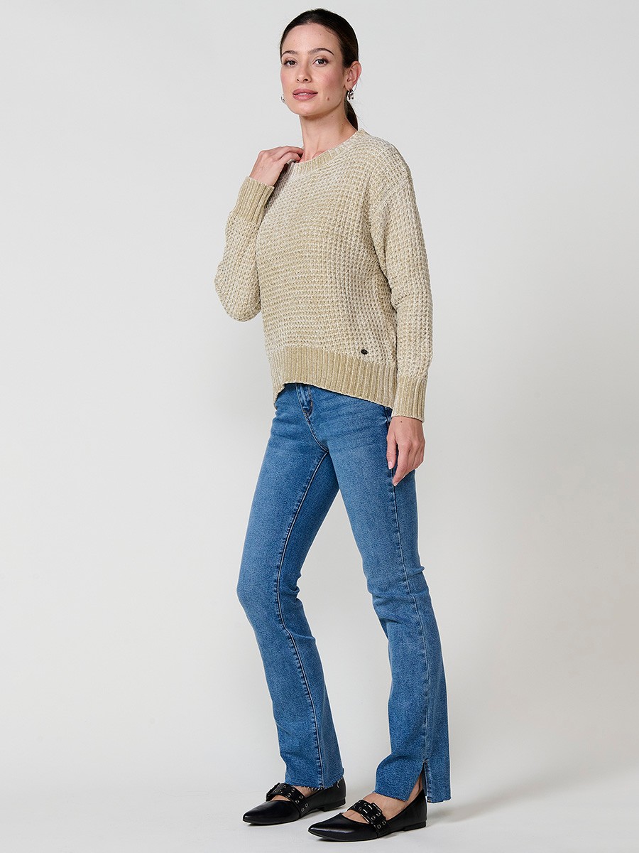 Damenpullover aus Chenille-Strick mit langen Ärmeln, Rundhalsausschnitt, weicher Haptik und Koröshi-Metallplakette am Saum.