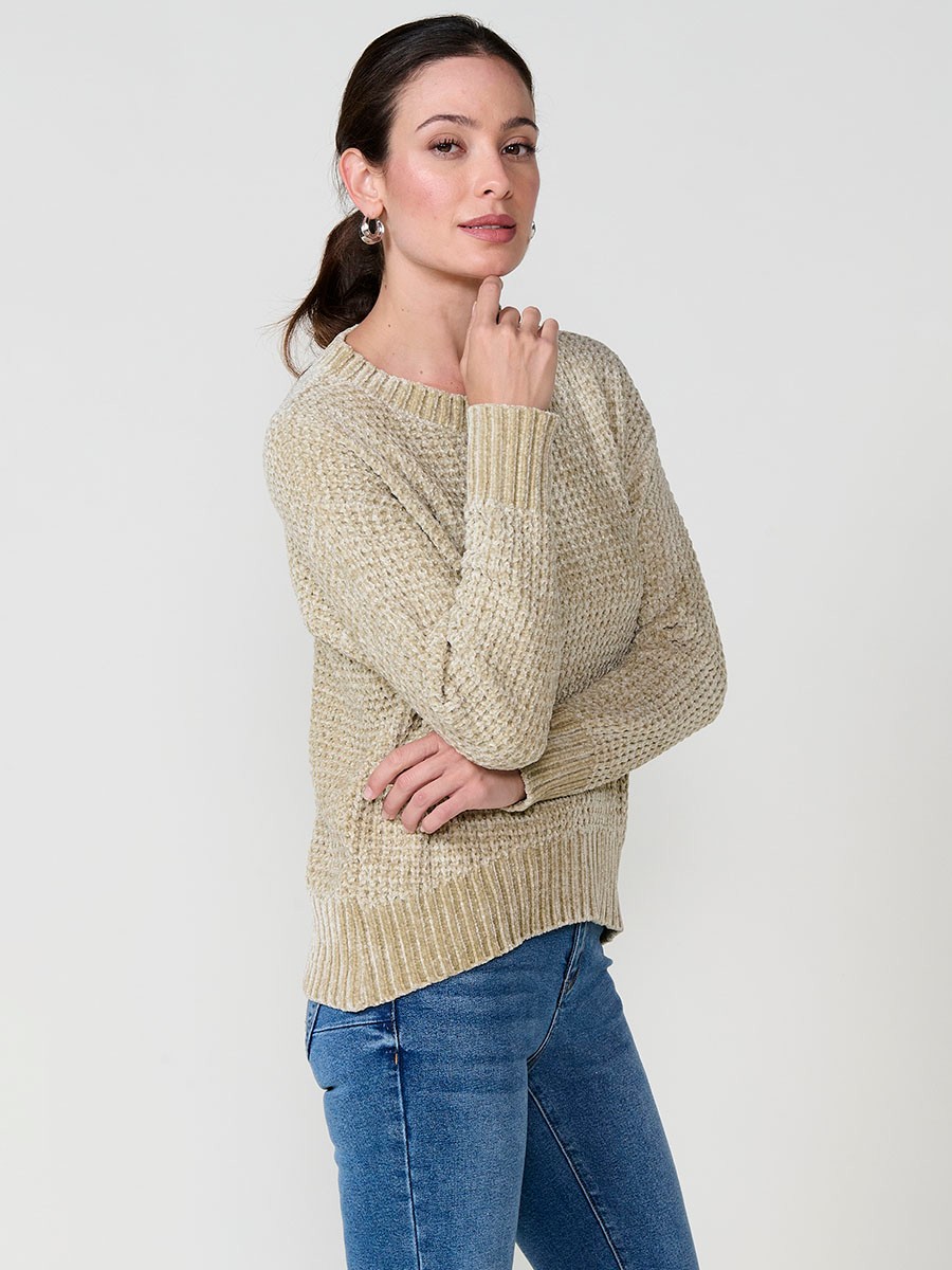 Damenpullover aus Chenille-Strick mit langen Ärmeln, Rundhalsausschnitt, weicher Haptik und Koröshi-Metallplakette am Saum.