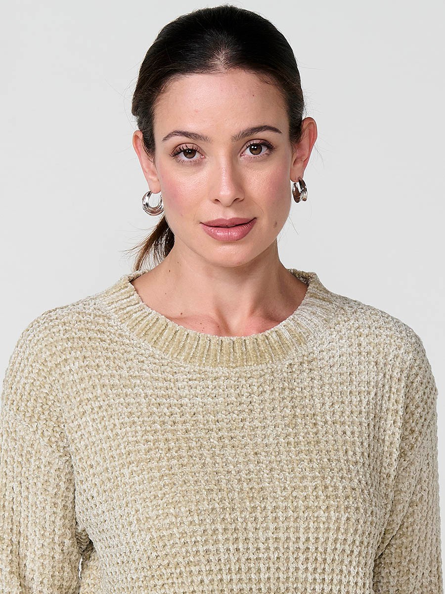 Damenpullover aus Chenille-Strick mit langen Ärmeln, Rundhalsausschnitt, weicher Haptik und Koröshi-Metallplakette am Saum.