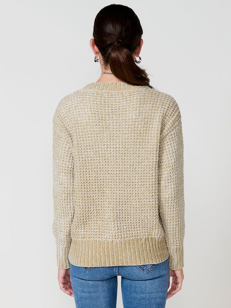 Damenpullover aus Chenille-Strick mit langen Ärmeln, Rundhalsausschnitt, weicher Haptik und Koröshi-Metallplakette am Saum.