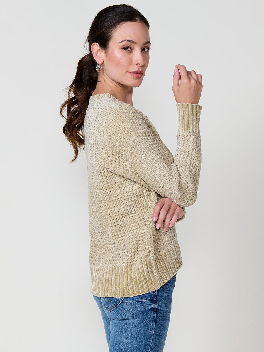 Damenpullover aus Chenille-Strick mit langen Ärmeln, Rundhalsausschnitt, weicher Haptik und Koröshi-Metallplakette am Saum.