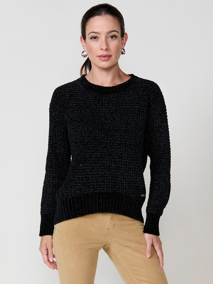 Grauer Damenpullover aus Chenille-Strick mit langen Ärmeln, Rundhalsausschnitt und Koröshi-Metallplakette am Saum.