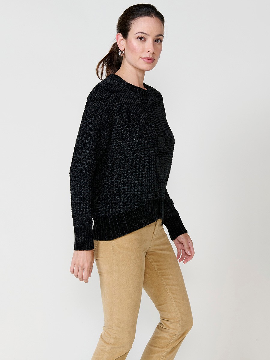 Grauer Damenpullover aus Chenille-Strick mit langen Ärmeln, Rundhalsausschnitt und Koröshi-Metallplakette am Saum.