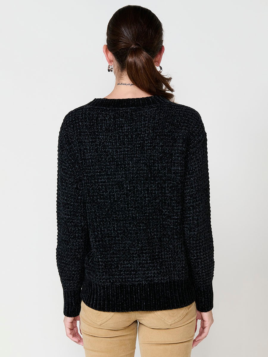 Grauer Damenpullover aus Chenille-Strick mit langen Ärmeln, Rundhalsausschnitt und Koröshi-Metallplakette am Saum.