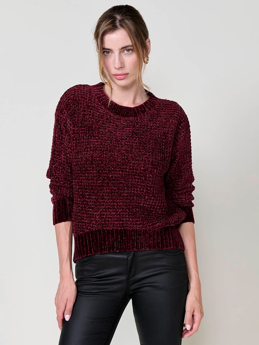 Bordeaux Damenpullover aus Chenille-Strick, lange Ärmel, Rundhalsausschnitt und Koröshi-Metallplakette am Saum.