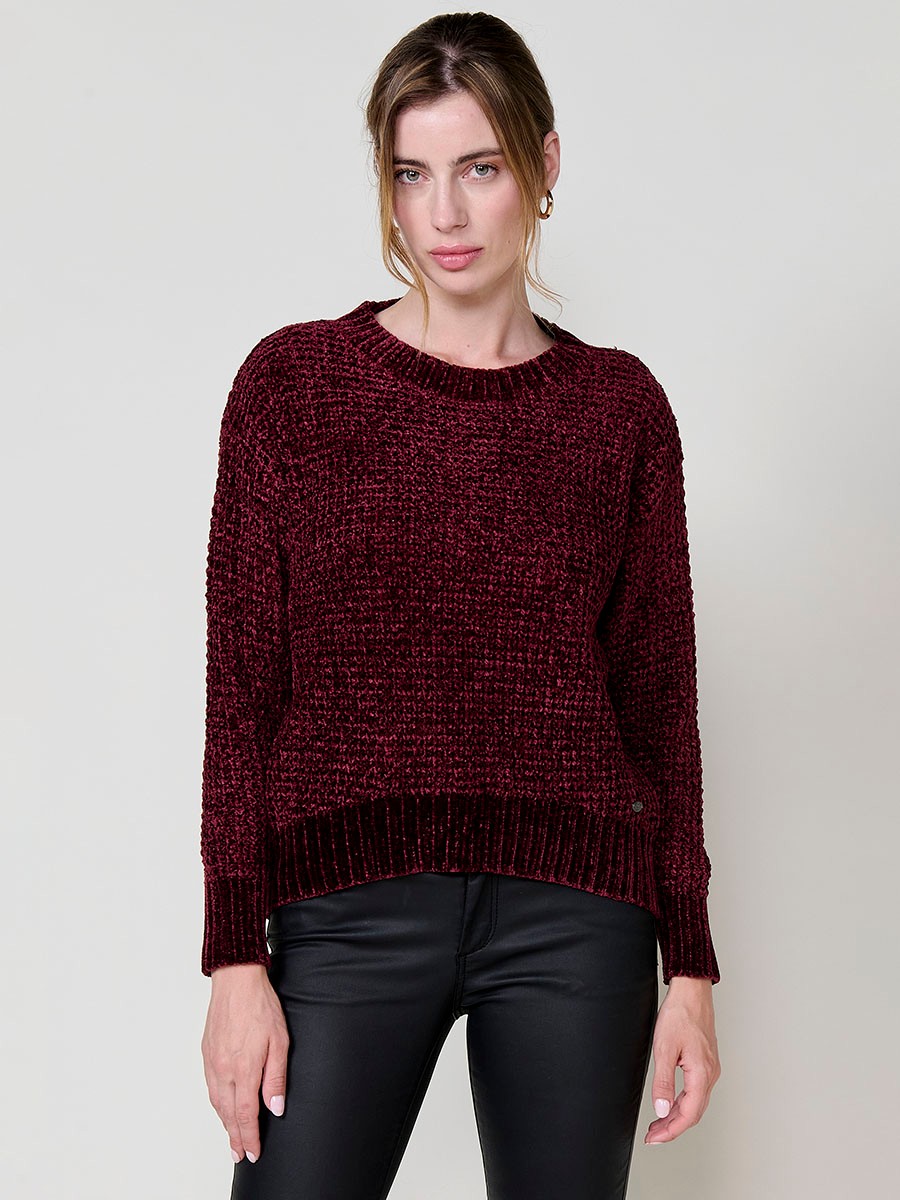 Bordeaux Damenpullover aus Chenille-Strick, lange Ärmel, Rundhalsausschnitt und Koröshi-Metallplakette am Saum.