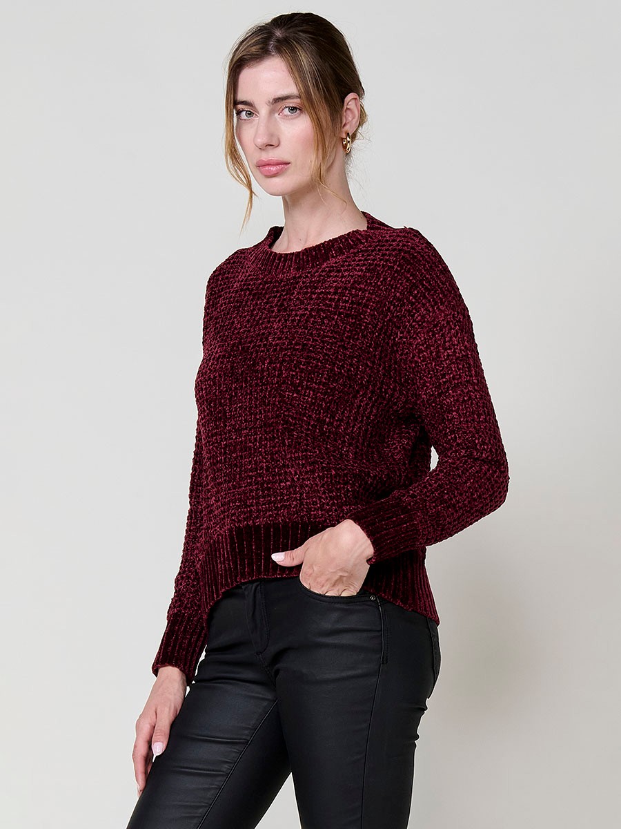 Bordeaux Damenpullover aus Chenille-Strick, lange Ärmel, Rundhalsausschnitt und Koröshi-Metallplakette am Saum.