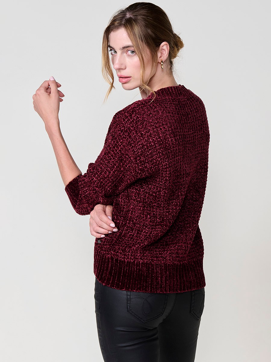Bordeaux Damenpullover aus Chenille-Strick, lange Ärmel, Rundhalsausschnitt und Koröshi-Metallplakette am Saum.