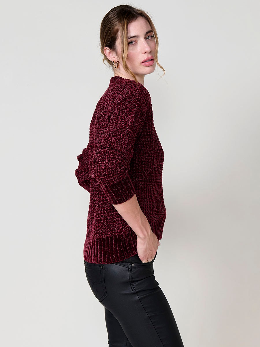 Bordeaux Damenpullover aus Chenille-Strick, lange Ärmel, Rundhalsausschnitt und Koröshi-Metallplakette am Saum.