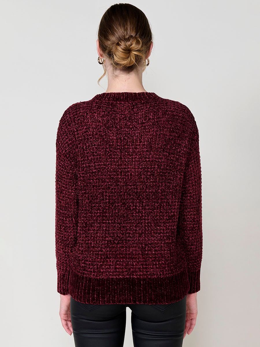 Bordeaux Damenpullover aus Chenille-Strick, lange Ärmel, Rundhalsausschnitt und Koröshi-Metallplakette am Saum.