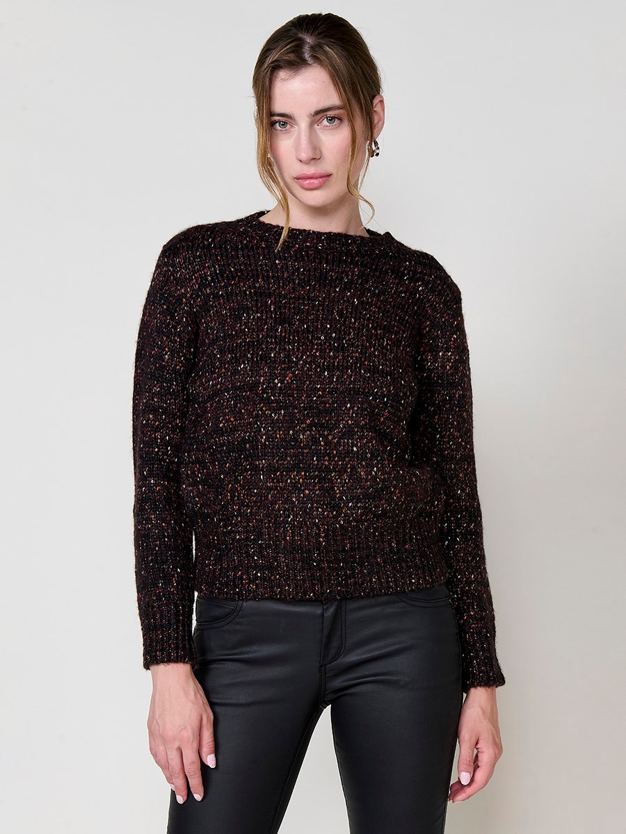 Pull femme bordeaux en maille mélangée, manches longues, col rond et plaque métallique siglée Koröshi sur le bas.