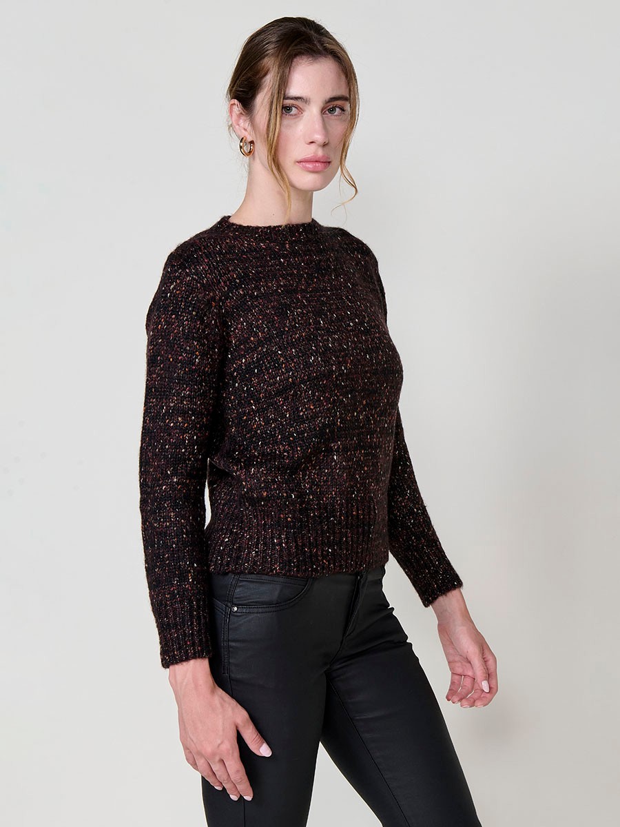Pull femme bordeaux en maille mélangée, manches longues, col rond et plaque métallique siglée Koröshi sur le bas.