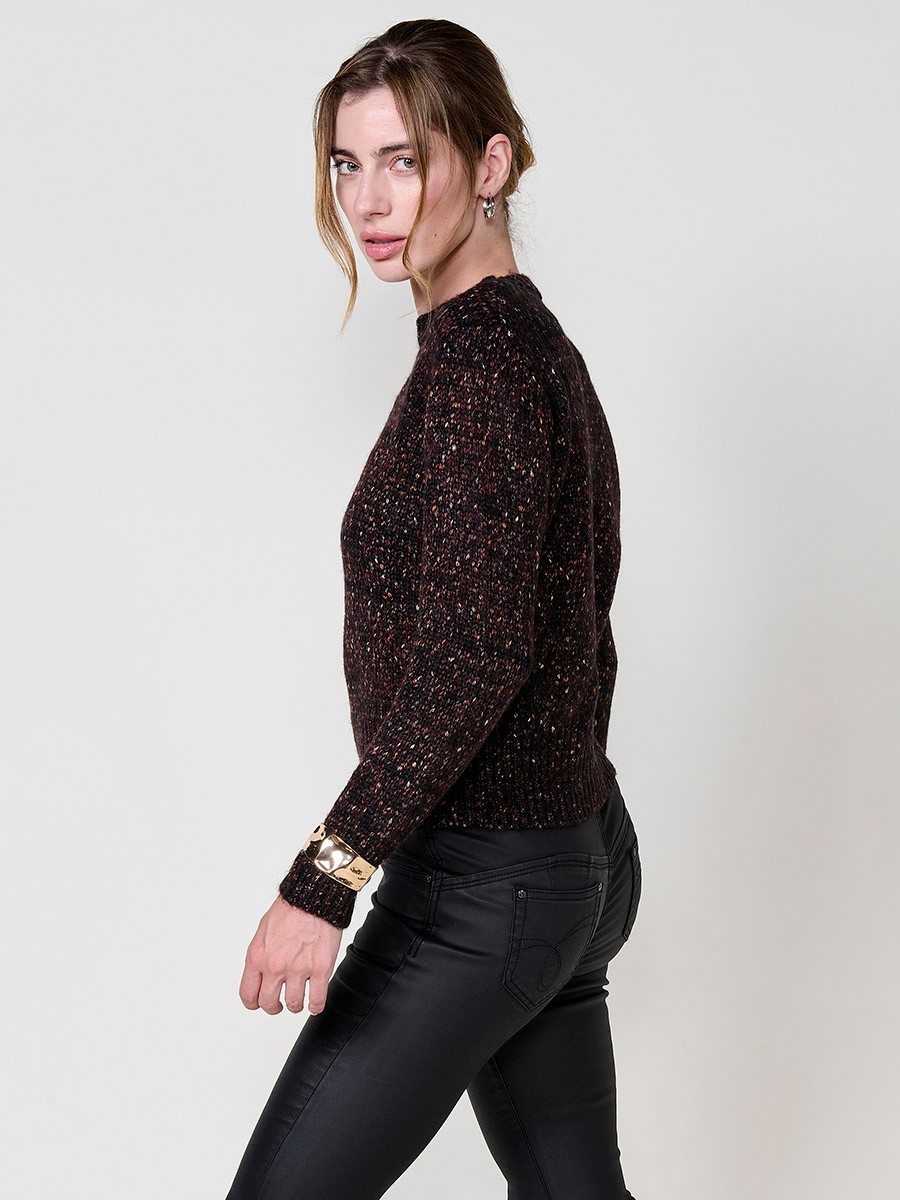 Pull femme bordeaux en maille mélangée, manches longues, col rond et plaque métallique siglée Koröshi sur le bas.