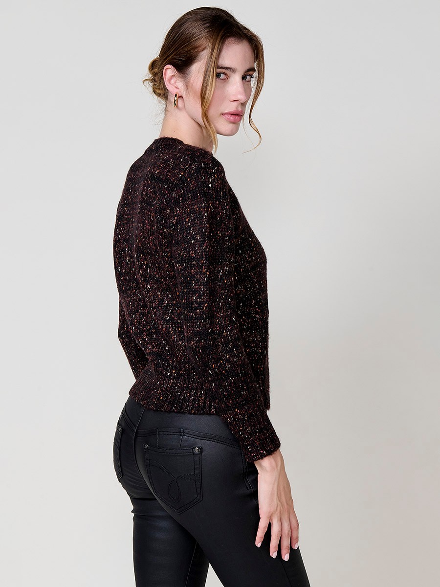 Pull femme bordeaux en maille mélangée, manches longues, col rond et plaque métallique siglée Koröshi sur le bas.