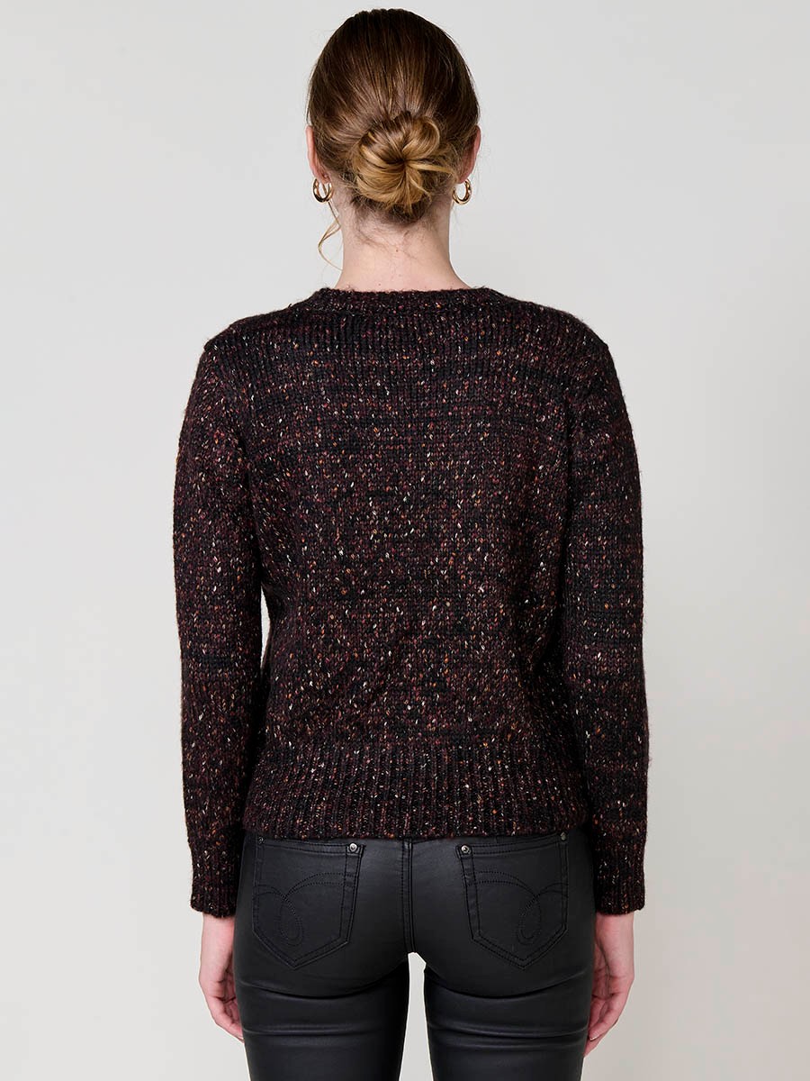 Pull femme bordeaux en maille mélangée, manches longues, col rond et plaque métallique siglée Koröshi sur le bas.
