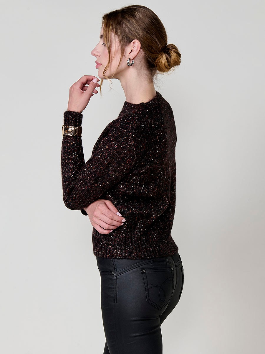 Pull femme bordeaux en maille mélangée, manches longues, col rond et plaque métallique siglée Koröshi sur le bas.