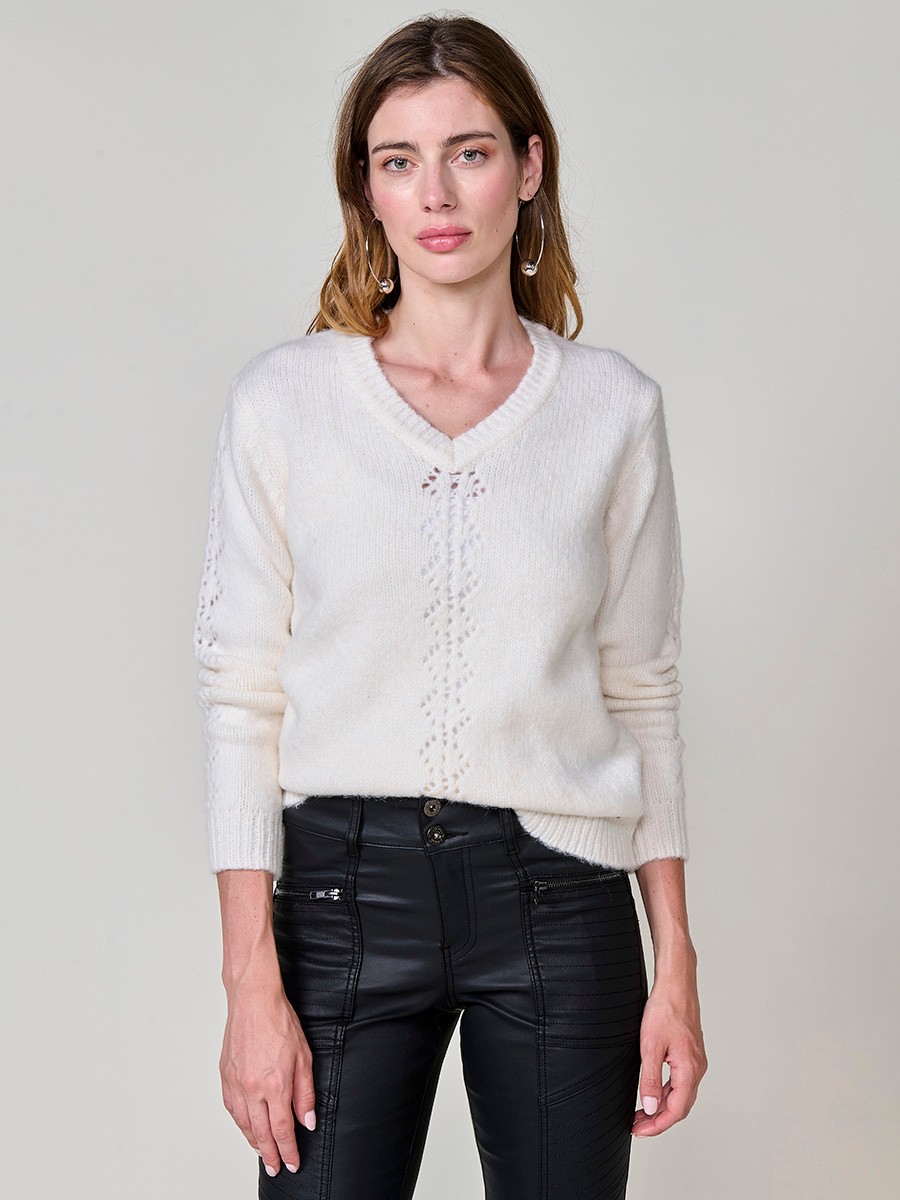 Damen-Strickpullover in Weiß, V-Ausschnitt mit Spitzenbesatz, lange Ärmel, Pointelle-Streifen und Koröshi-Metallplakette.