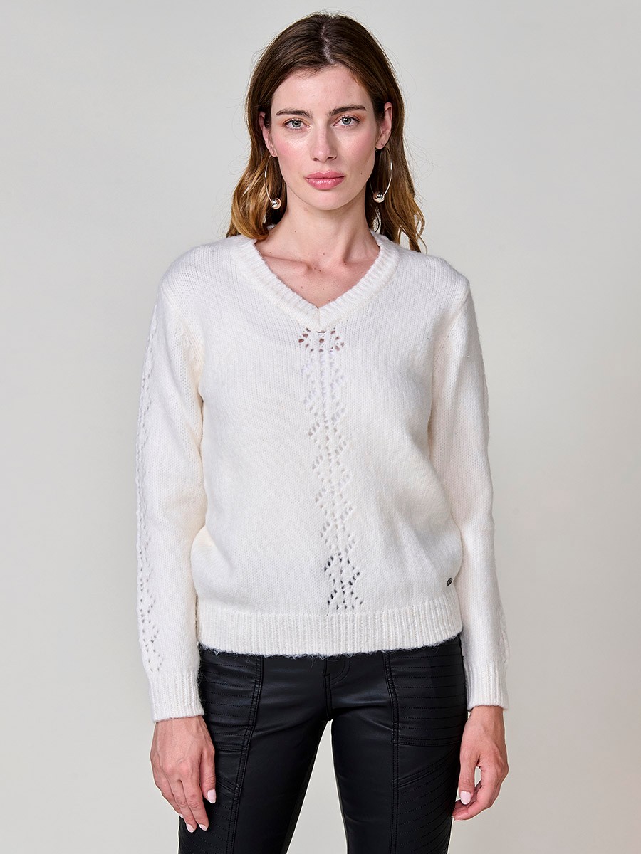 Damen-Strickpullover in Weiß, V-Ausschnitt mit Spitzenbesatz, lange Ärmel, Pointelle-Streifen und Koröshi-Metallplakette.