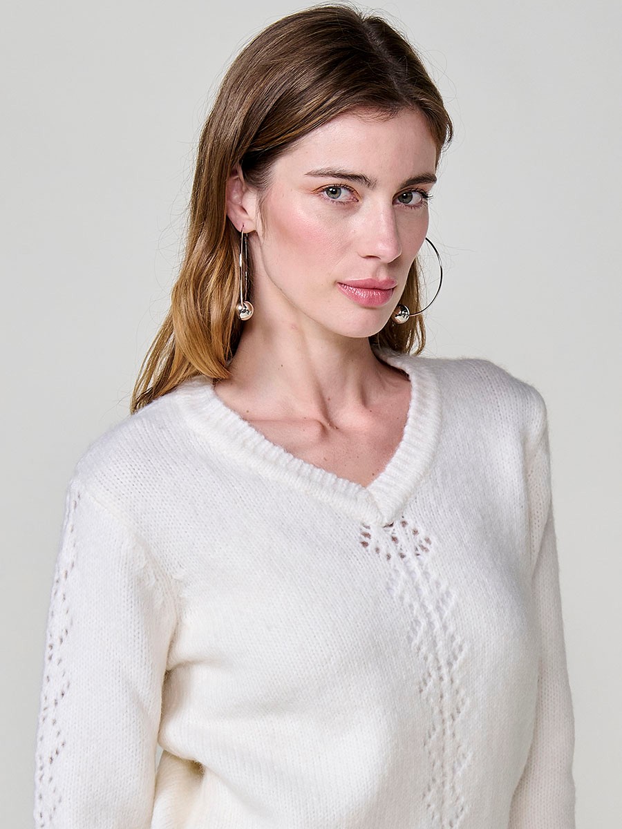 Damen-Strickpullover in Weiß, V-Ausschnitt mit Spitzenbesatz, lange Ärmel, Pointelle-Streifen und Koröshi-Metallplakette.