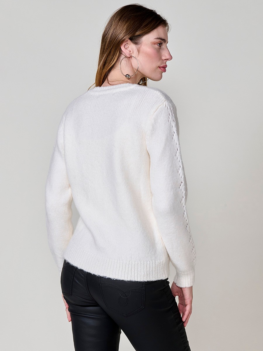 Damen-Strickpullover in Weiß, V-Ausschnitt mit Spitzenbesatz, lange Ärmel, Pointelle-Streifen und Koröshi-Metallplakette.