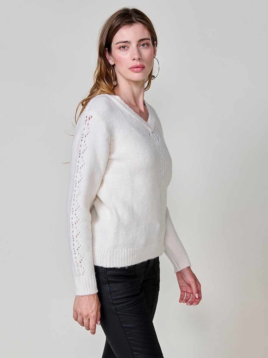 Damen-Strickpullover in Weiß, V-Ausschnitt mit Spitzenbesatz, lange Ärmel, Pointelle-Streifen und Koröshi-Metallplakette.