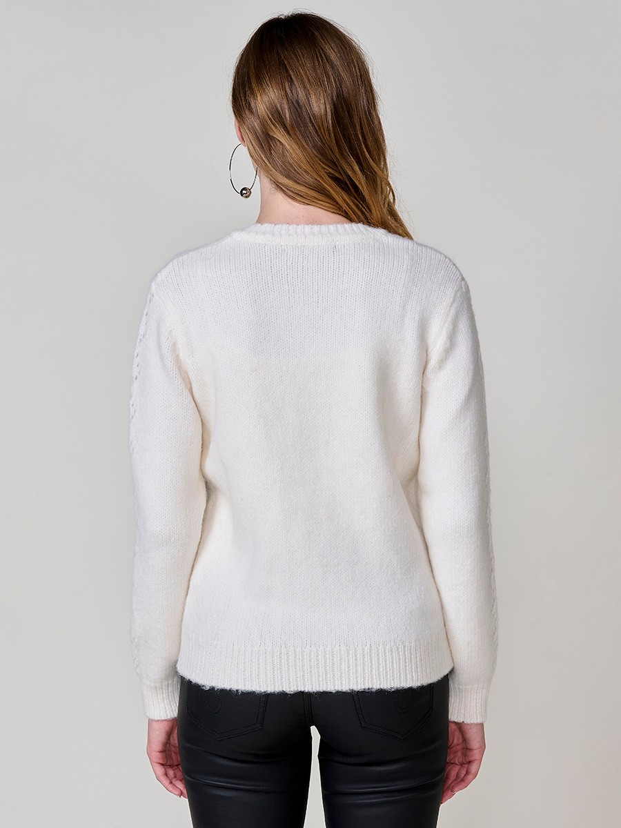 Damen-Strickpullover in Weiß, V-Ausschnitt mit Spitzenbesatz, lange Ärmel, Pointelle-Streifen und Koröshi-Metallplakette.