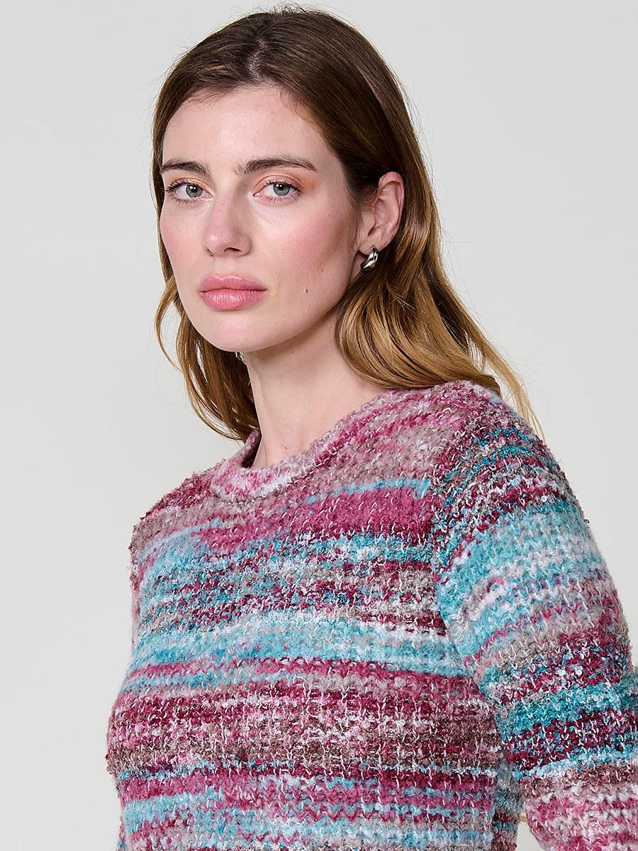 Damenpullover aus Bouclé-Strick multicolor, lange Ärmel, Rundhalsausschnitt, runder Saum und Koröshi-Metallplakette.