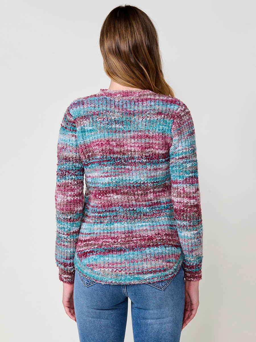 Damenpullover aus Bouclé-Strick multicolor, lange Ärmel, Rundhalsausschnitt, runder Saum und Koröshi-Metallplakette.