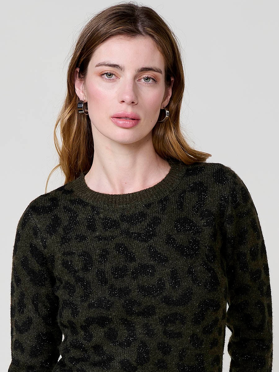 Damenpullover in Khaki mit Animal-Jacquard, Metallfaden-Details, langen Ärmeln, Rundhalsausschnitt und Koröshi-Metallplakette.