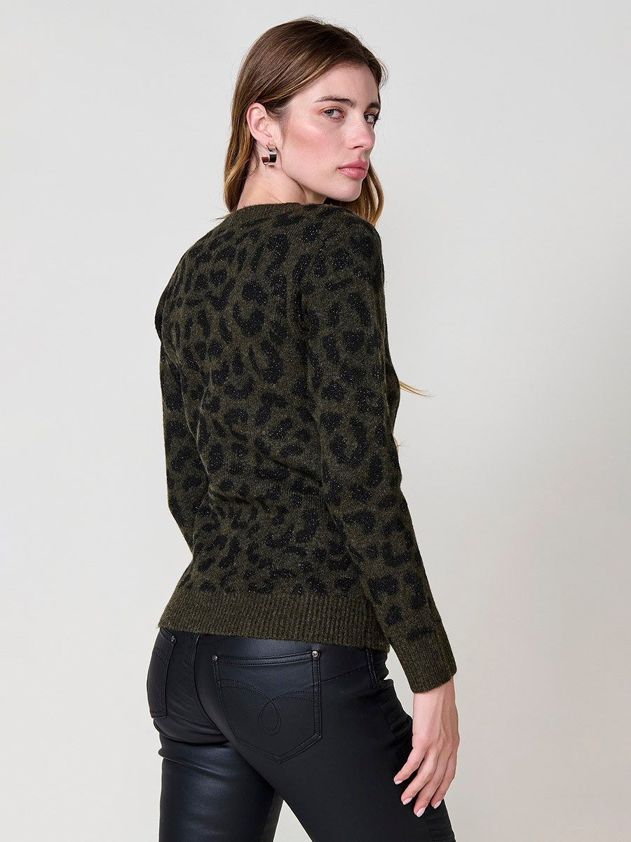 Damenpullover in Khaki mit Animal-Jacquard, Metallfaden-Details, langen Ärmeln, Rundhalsausschnitt und Koröshi-Metallplakette.