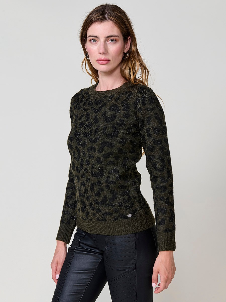 Damenpullover in Khaki mit Animal-Jacquard, Metallfaden-Details, langen Ärmeln, Rundhalsausschnitt und Koröshi-Metallplakette.
