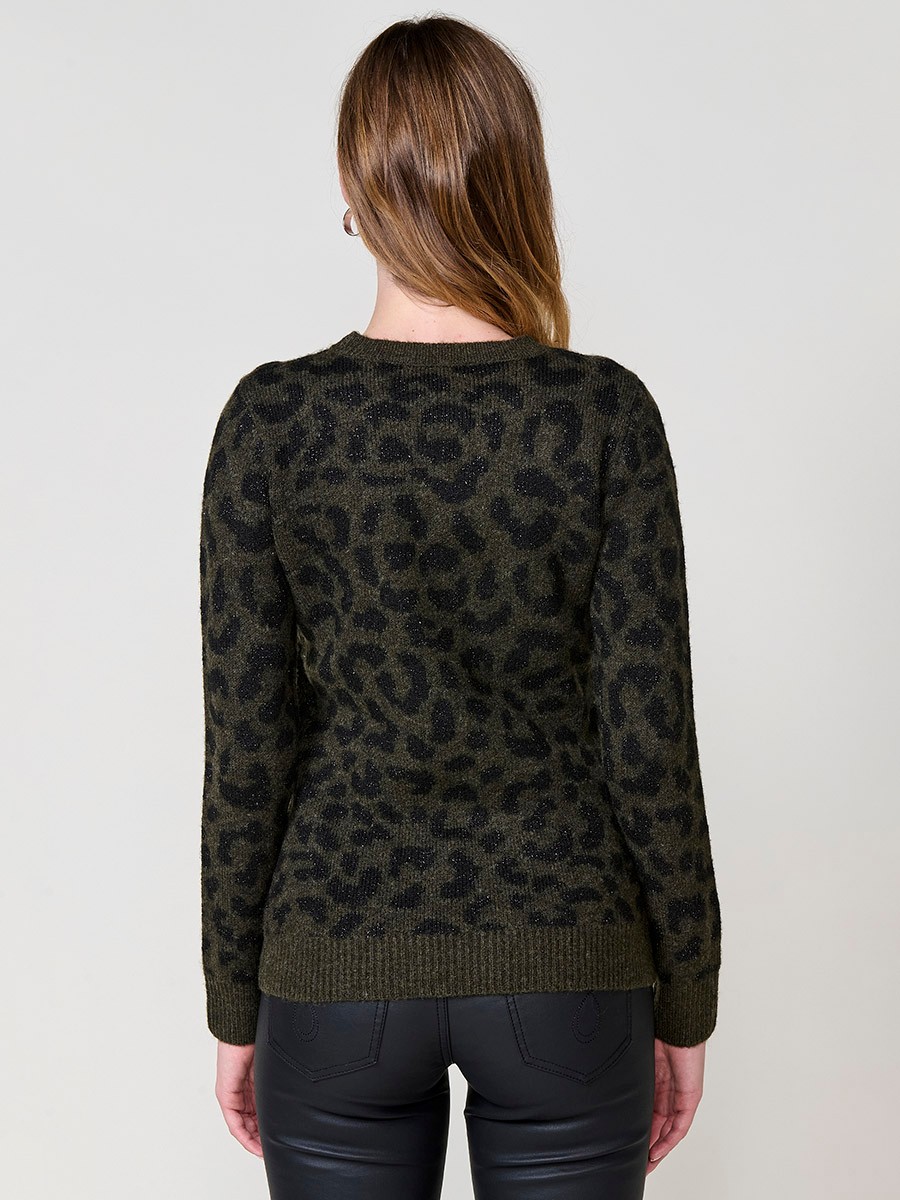 Damenpullover in Khaki mit Animal-Jacquard, Metallfaden-Details, langen Ärmeln, Rundhalsausschnitt und Koröshi-Metallplakette.